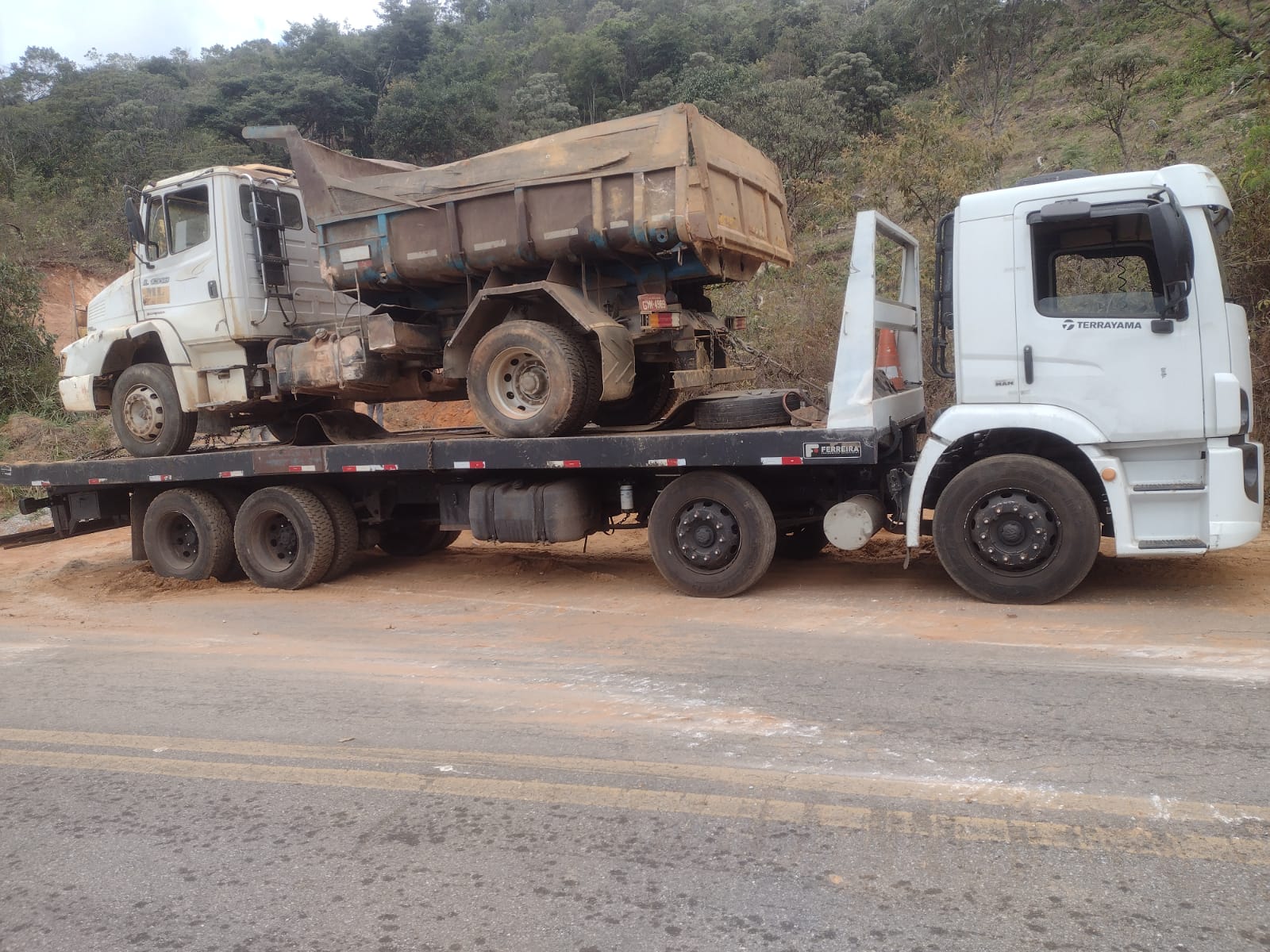 Caminhao prancha transportando caminhao basculante