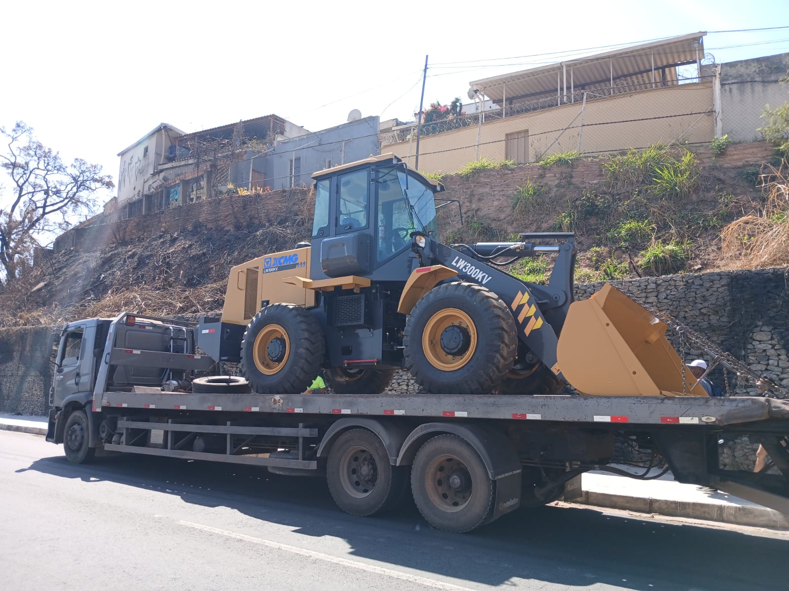 Caminhao prancha transportando escavadeira