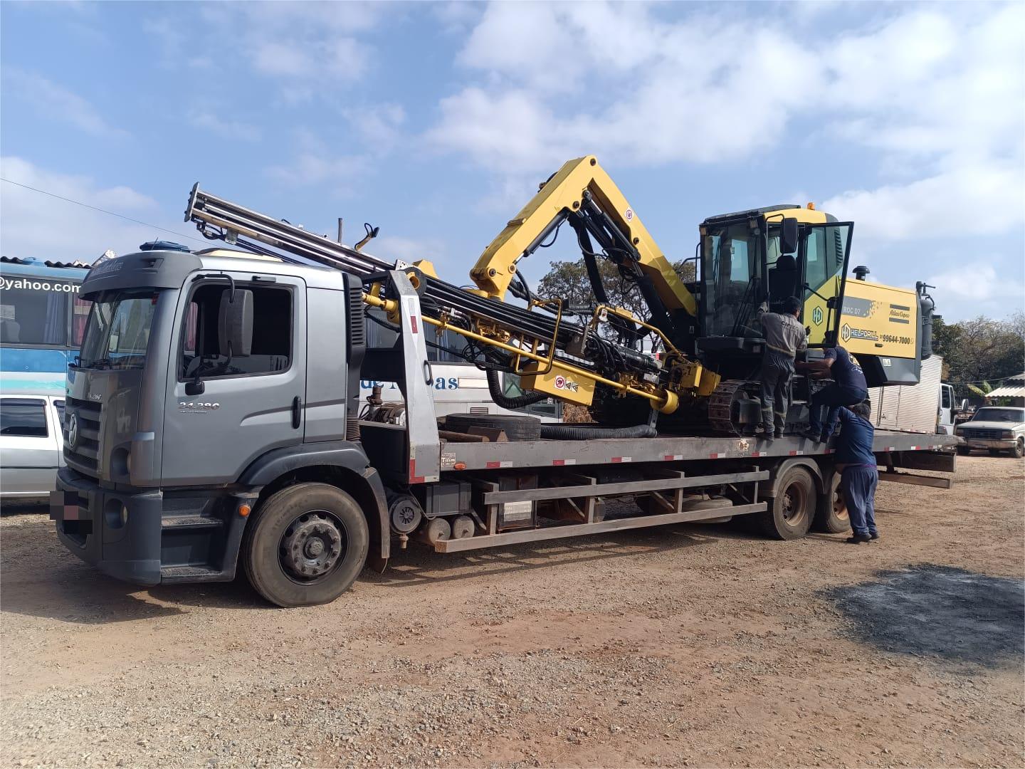 Caminhao prancha transportando veiculo pesado