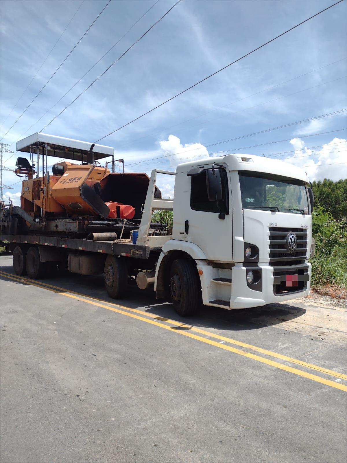 Caminhao prancha transportando perfuratriz e compressor