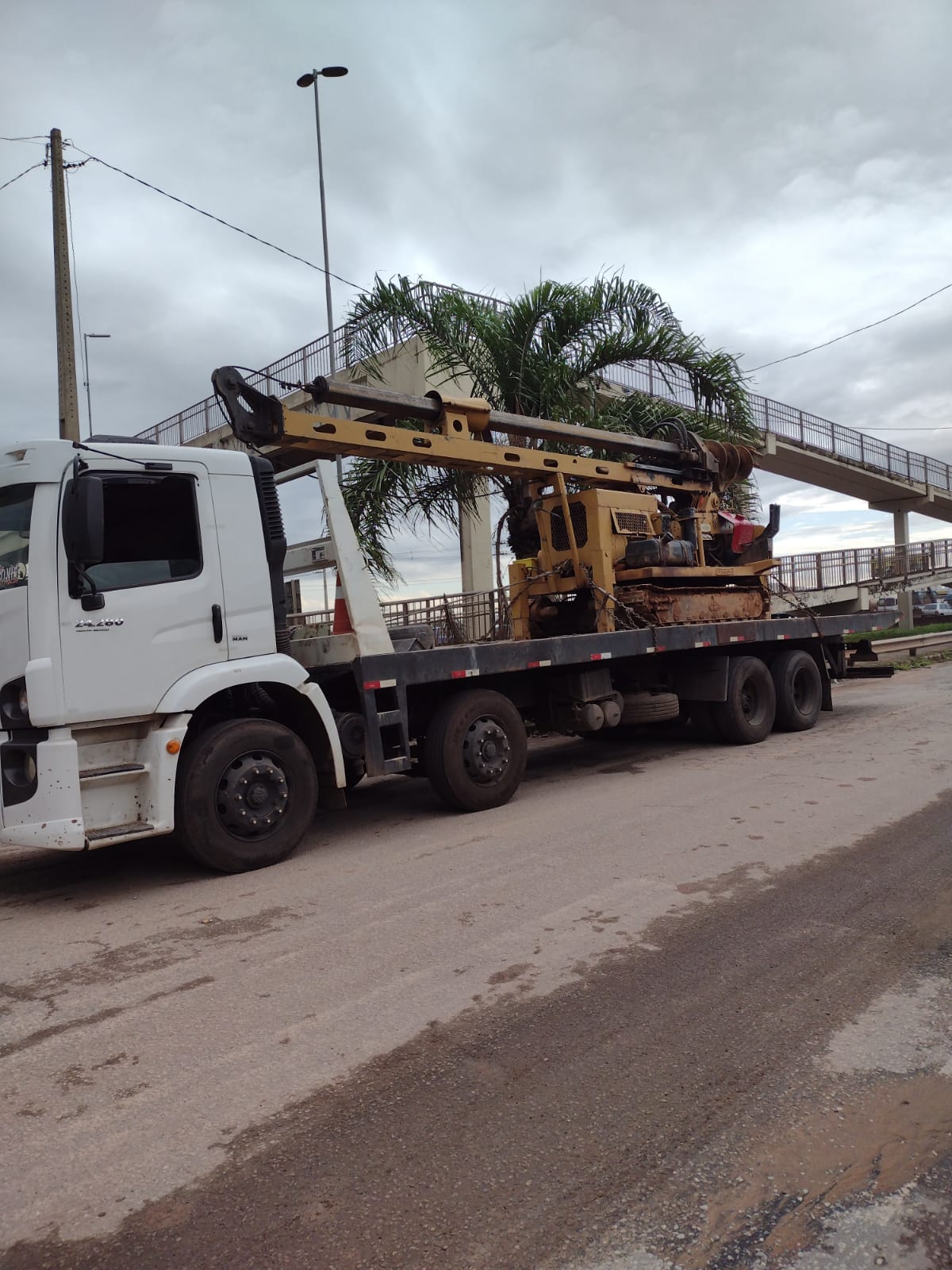 Caminhao prancha azul com rampa de carga