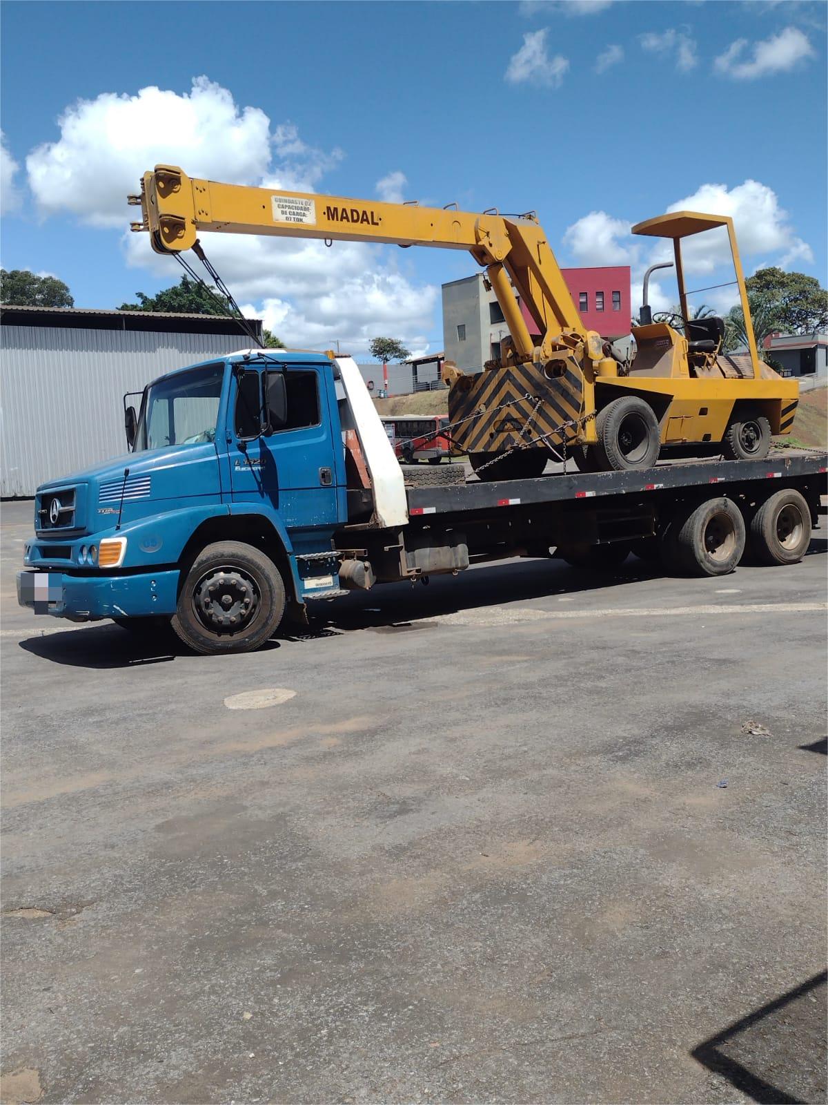 Caminhao prancha transportando acabadora de asfalto