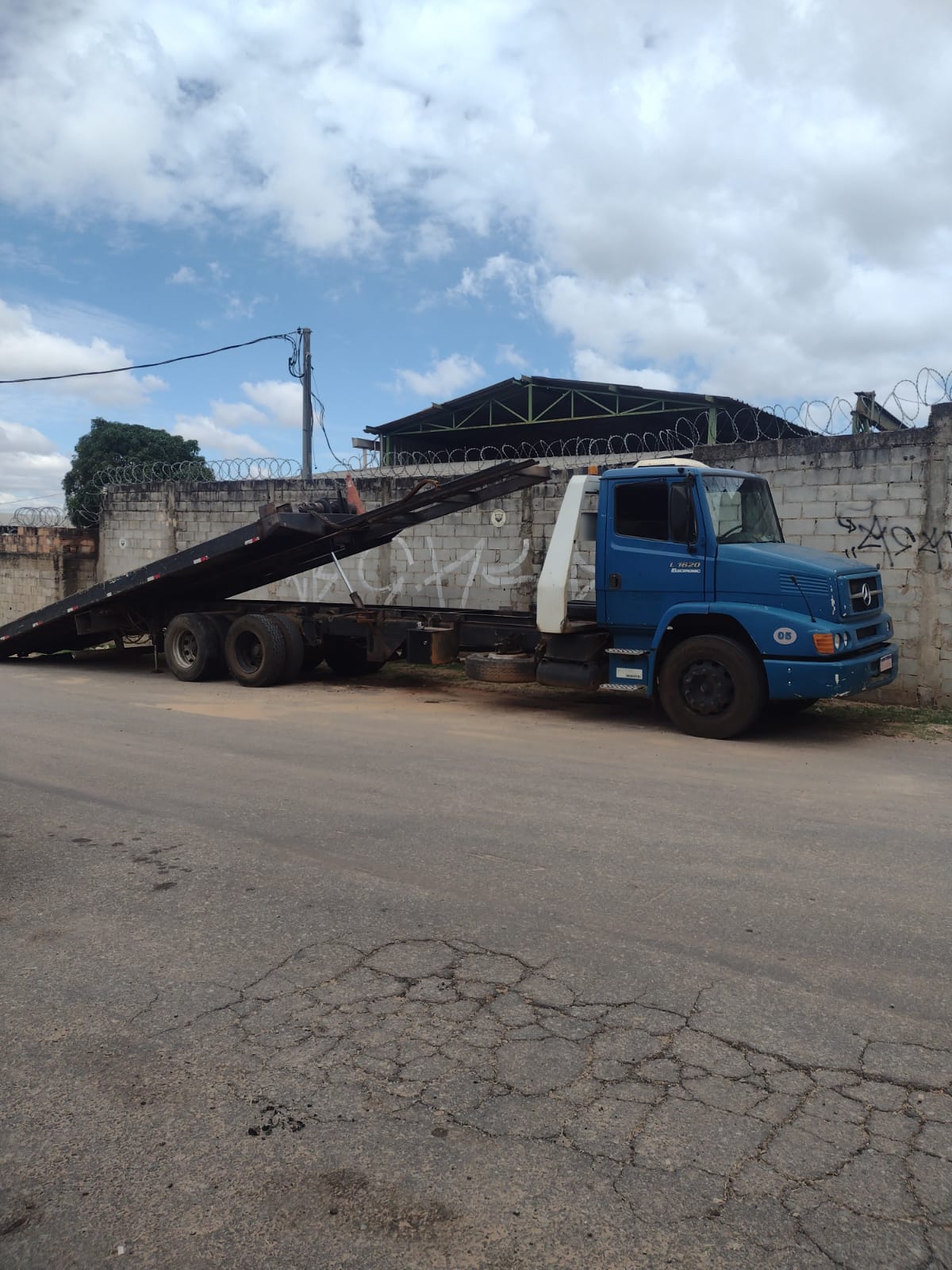 Caminhao prancha azul com guindaste Madal