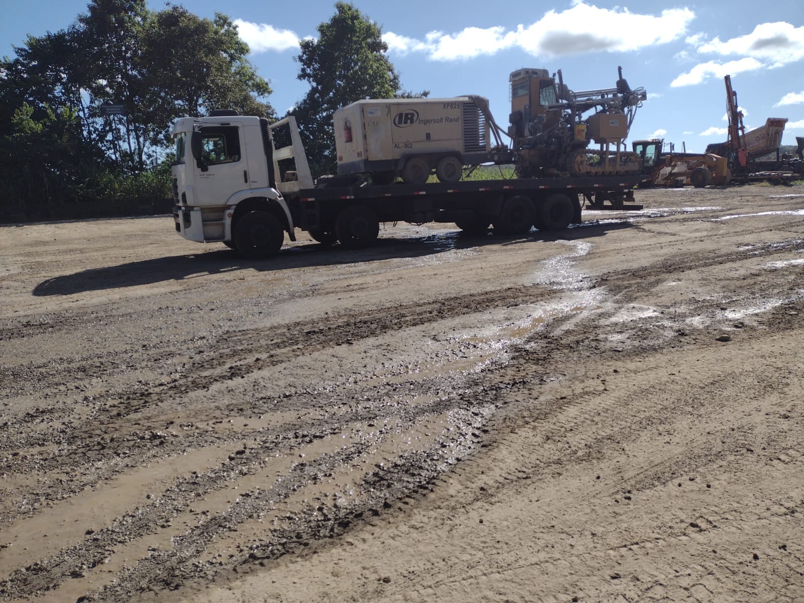 Caminhao prancha transportando escavadeira Volvo