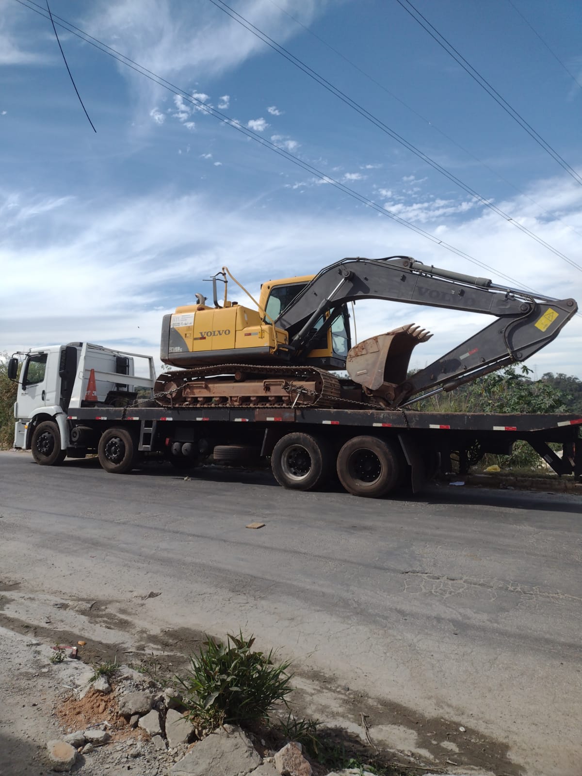 Caminhao prancha transportando acabadora de asfalto